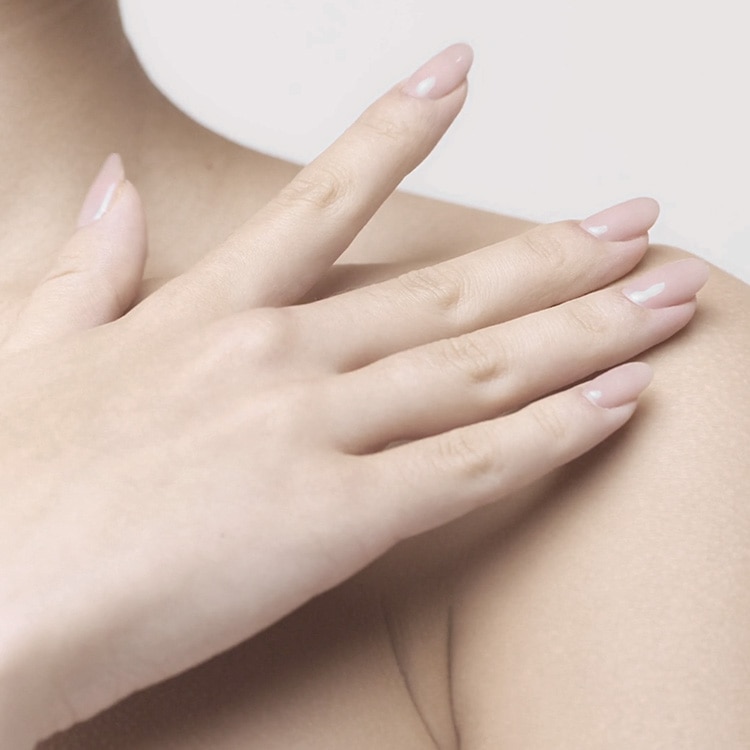 Mujer identificando su tipo de piel y como cuidarla con Neutrobalance