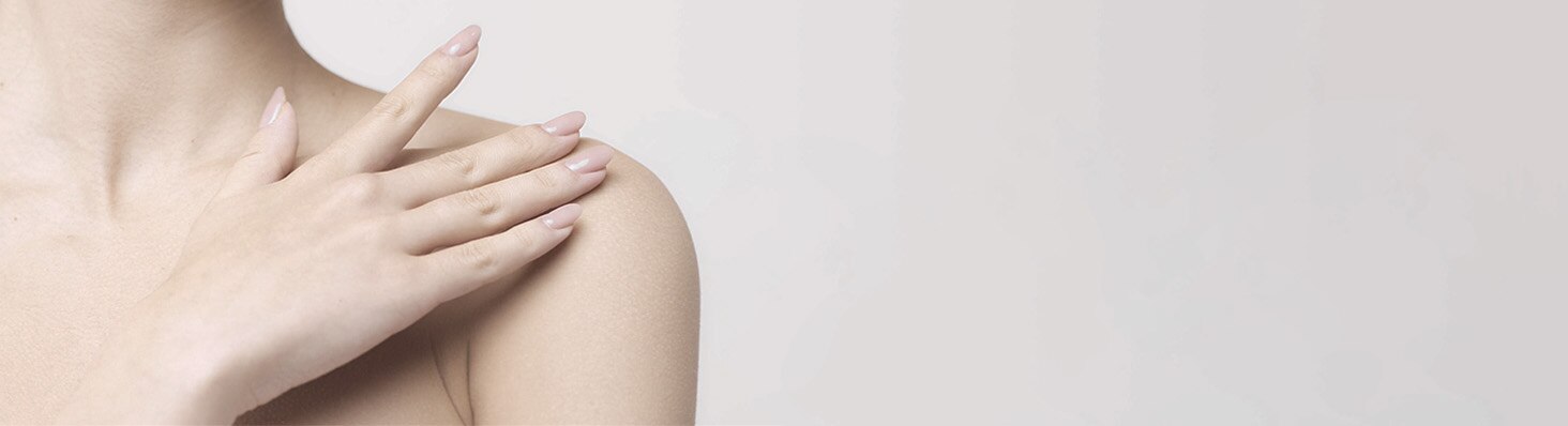 Mujer tocando su piel