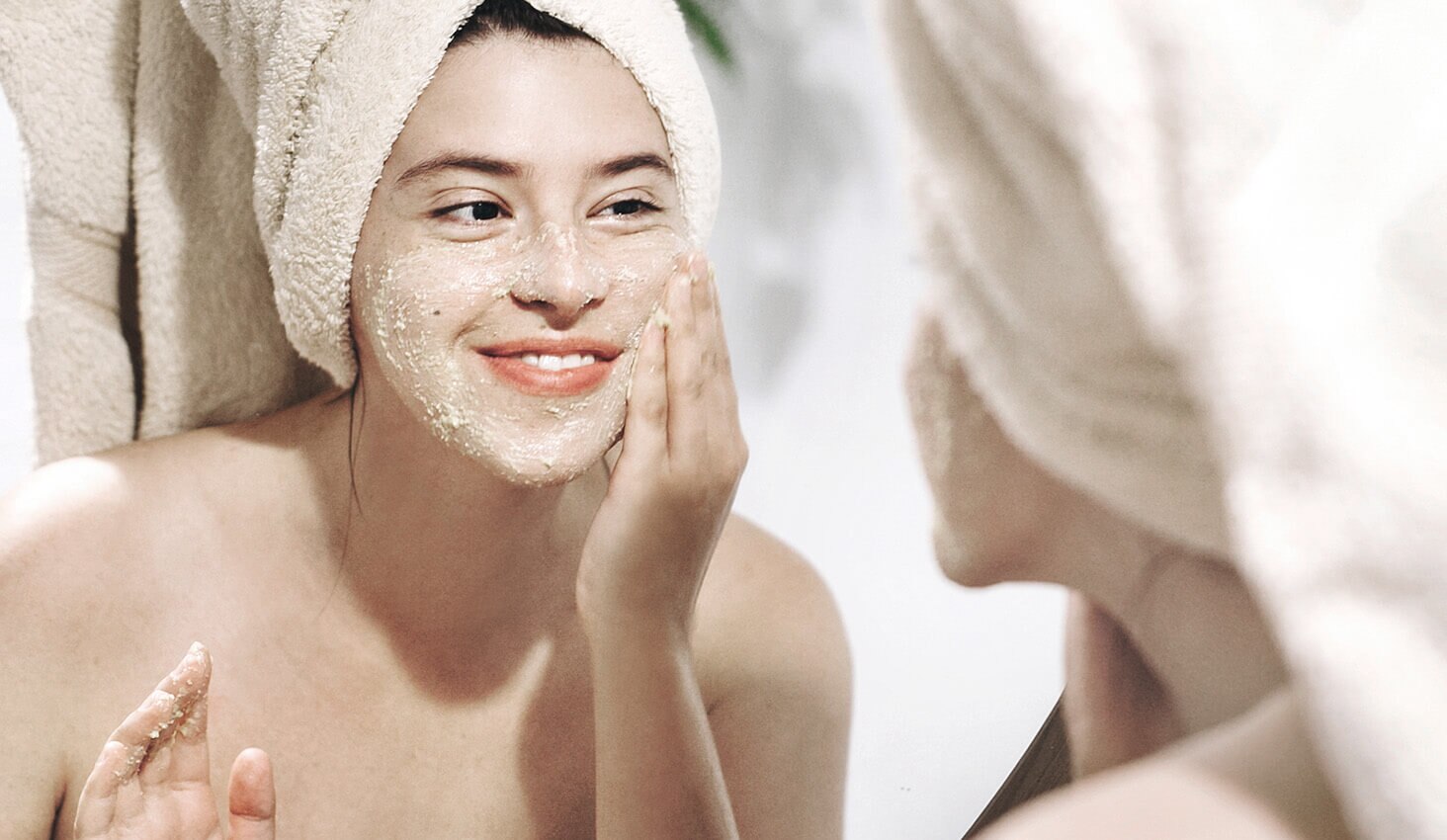 Mujer durante su rutina humectante