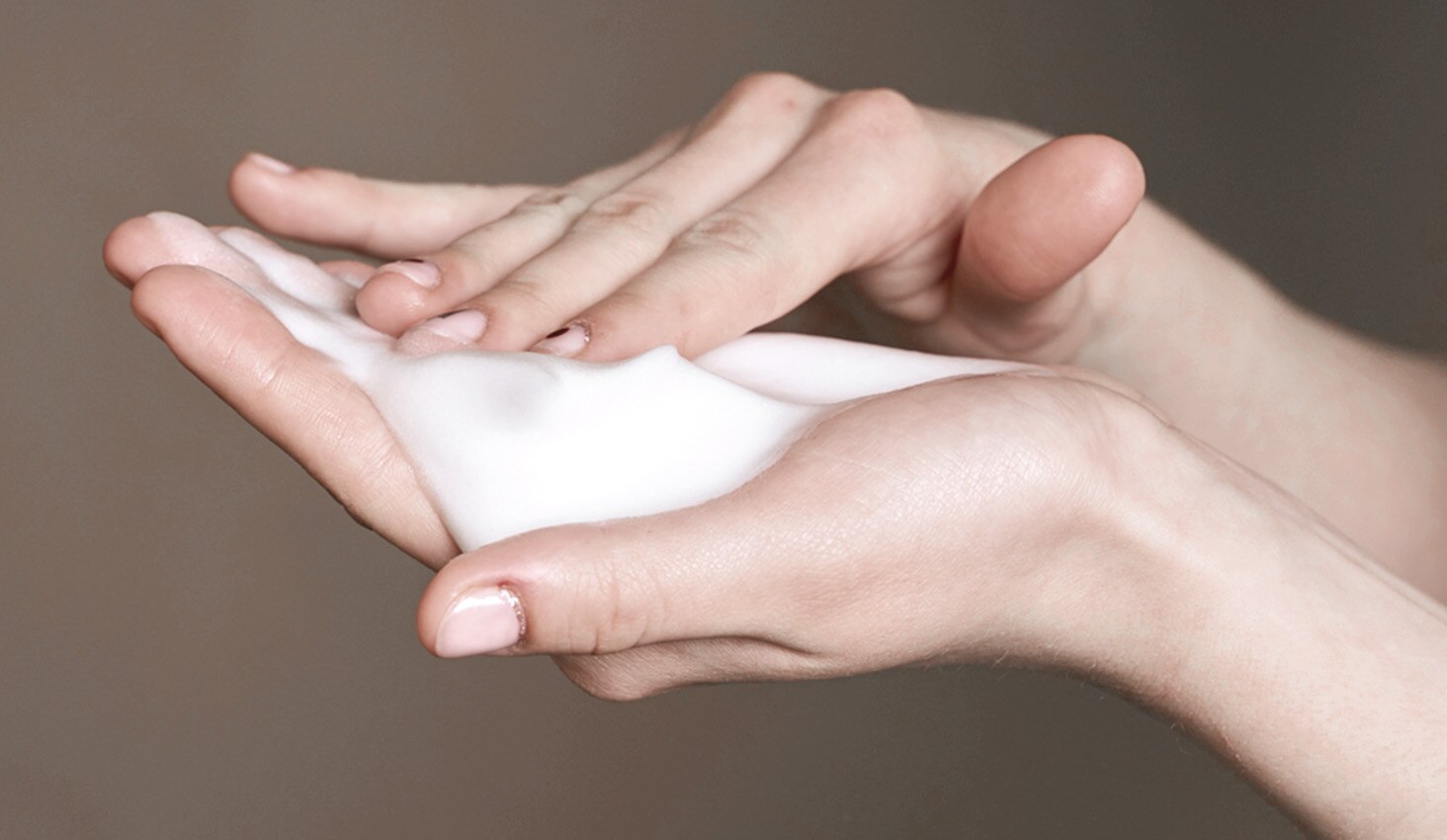 Manos de mujer con crema