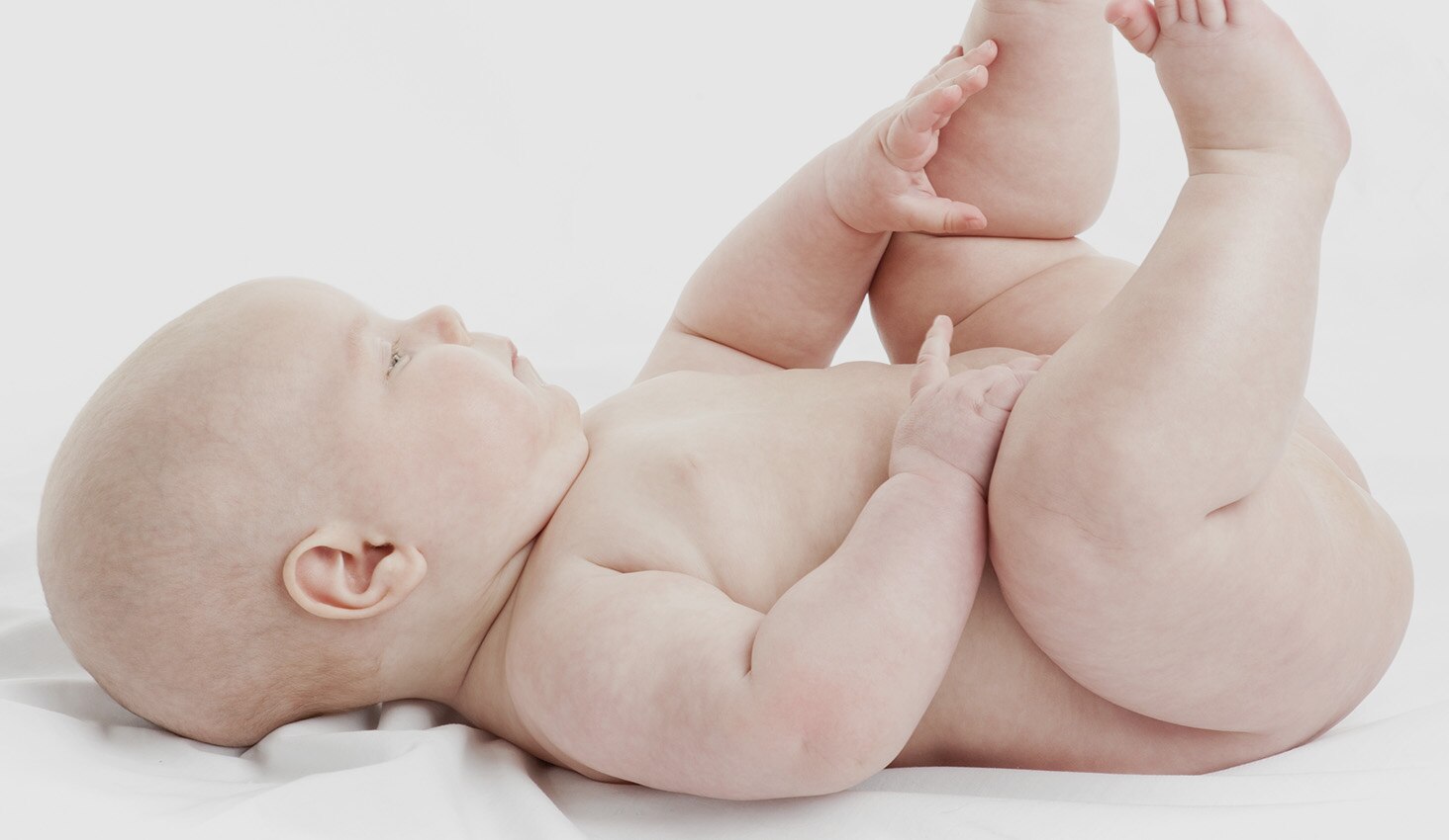 Bebé recién nacido sobre la cama