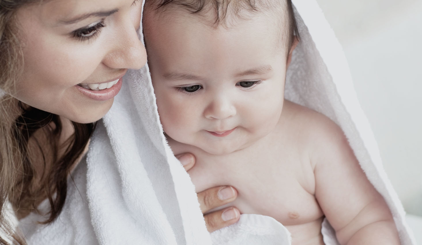 Bebé recién nacido junto a su madre antes del baño