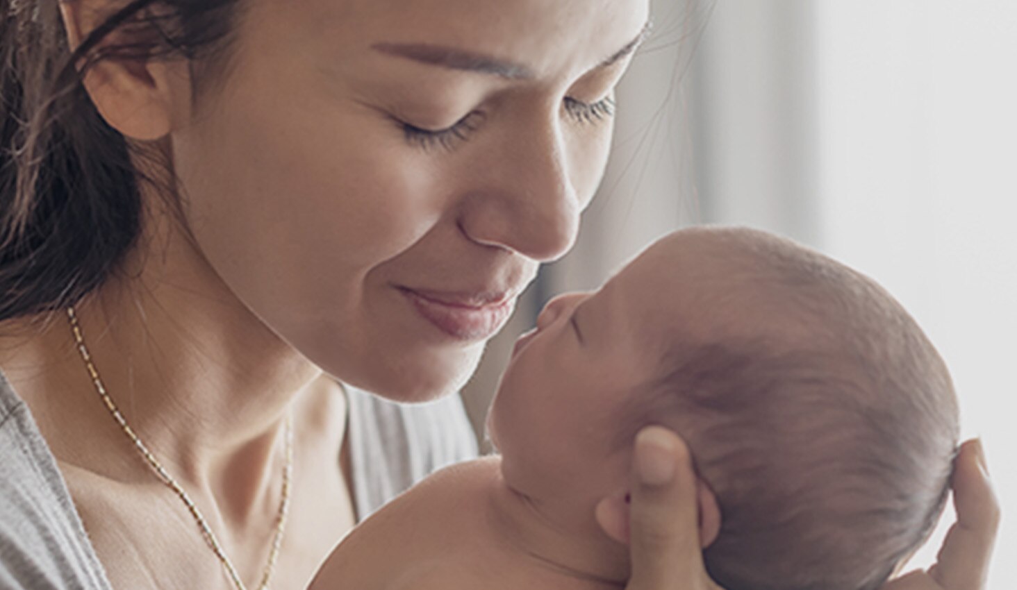 Mamá dando amor a su hijo recién nacido