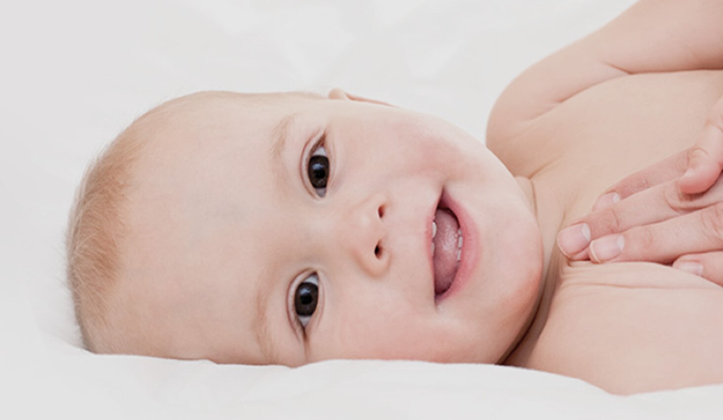 Bebé relajado feliz y sonriente