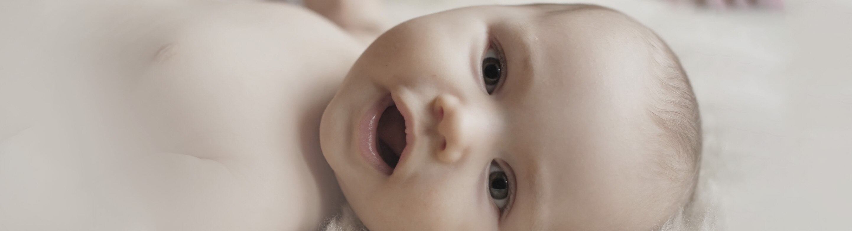 Bebé feliz sonriendo soprendidamente