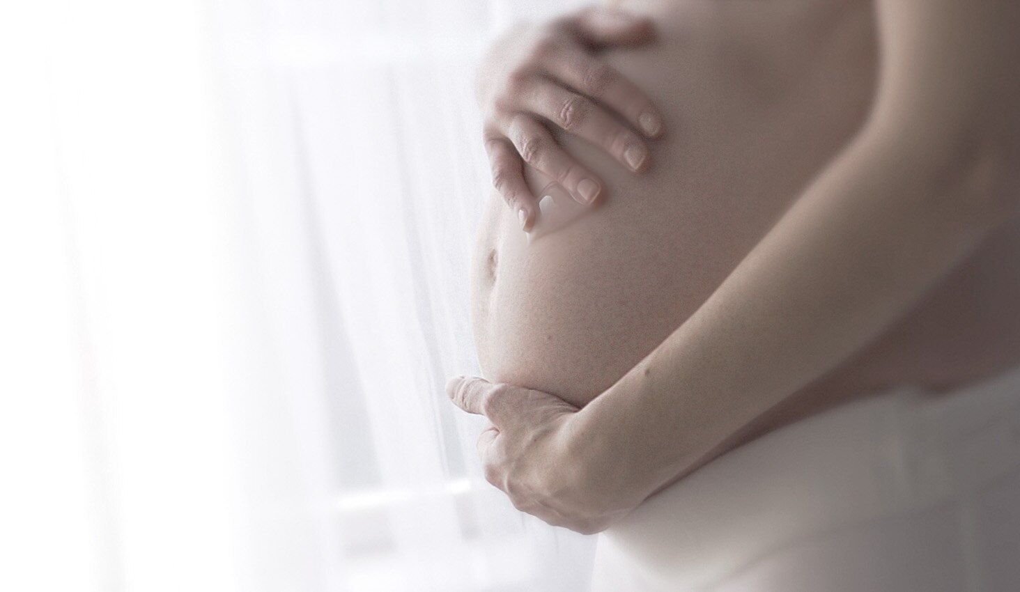 Mujer sosteniendo su barriga
