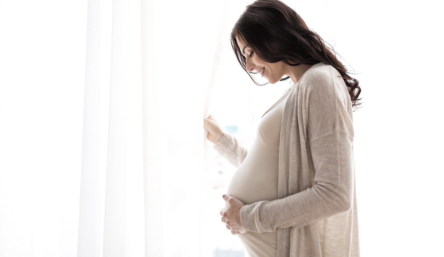 Mujer sonriendo en el sol con protector solar