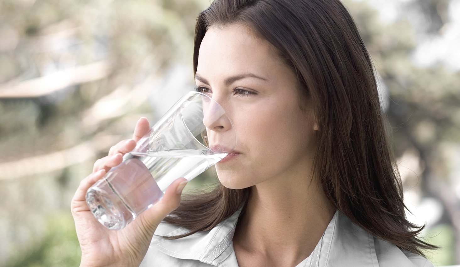 Mujer tomando agua