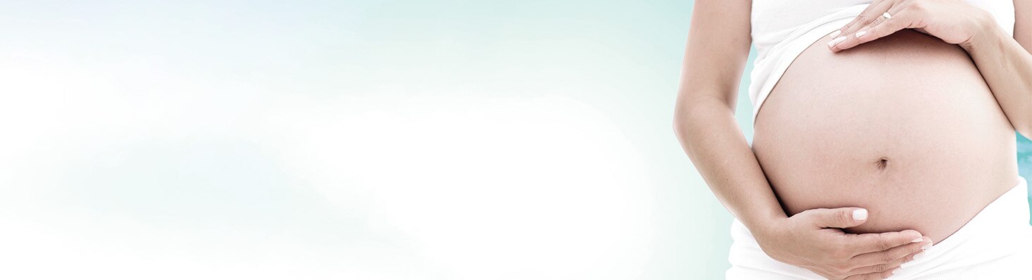 Mujer sosteniendo su barriga delicadamente