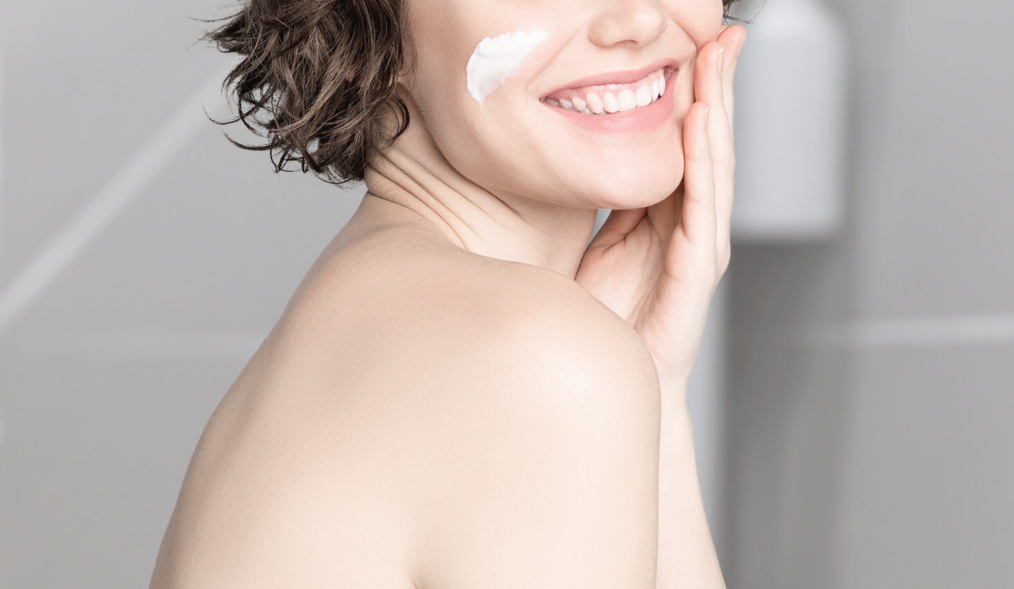 Mujer con bloqueador solar sonriendo