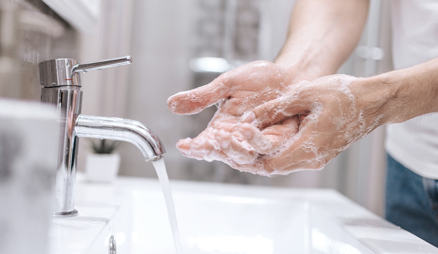 Persona lavando sus manos