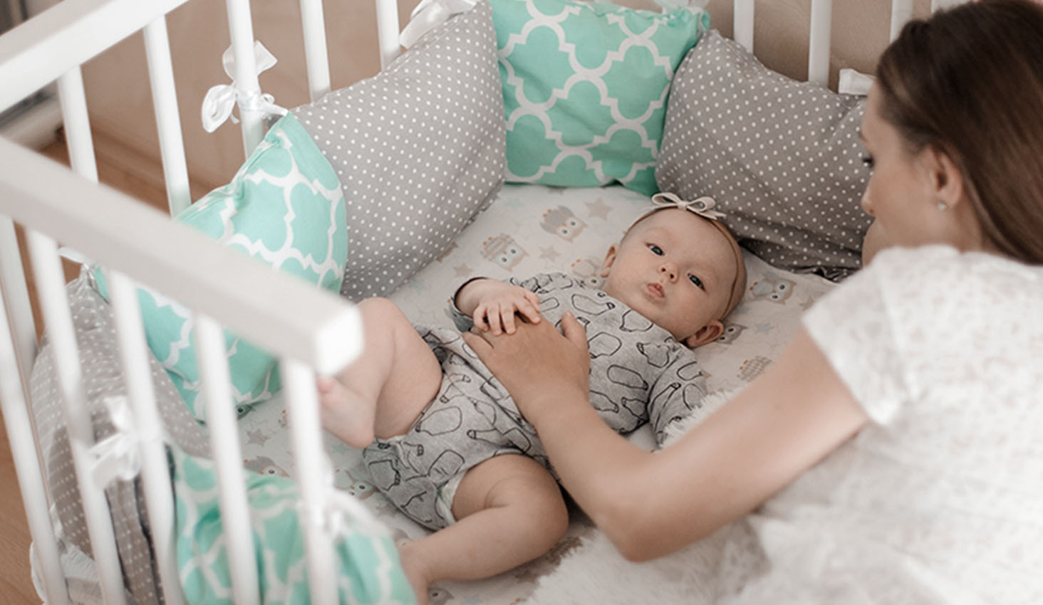 Bebé descansando en colecho con mamá