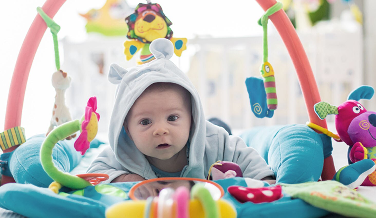 Bebé juega con el regalo tapete interactivo