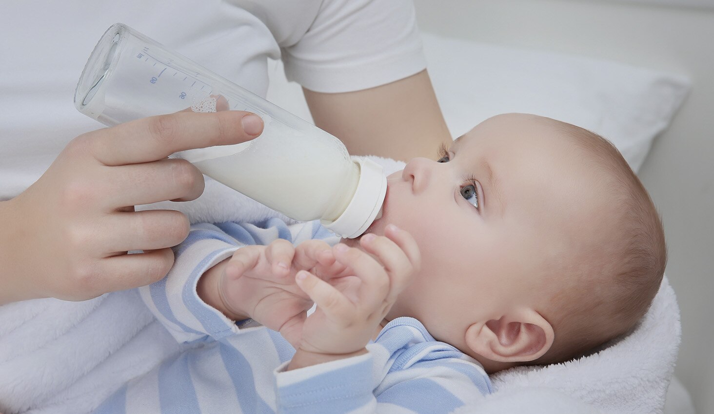 Mamá alimentando a su bebé