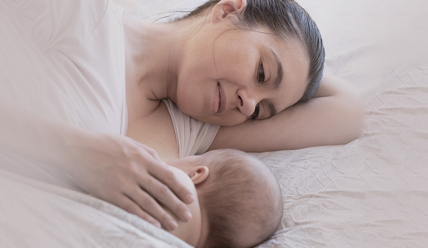 Mamá con bebé de tres meses en su rutina diaria