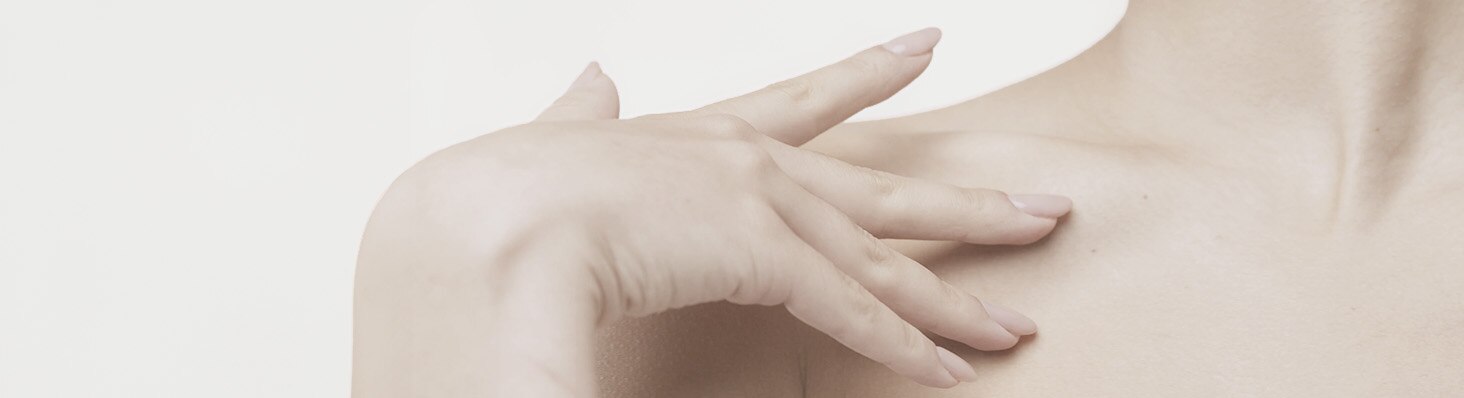 Piel mano y hombro de mujer