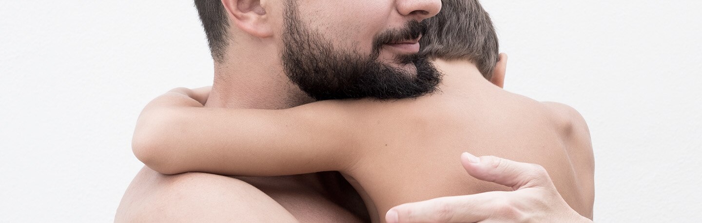 Padre abraza a su hijo 