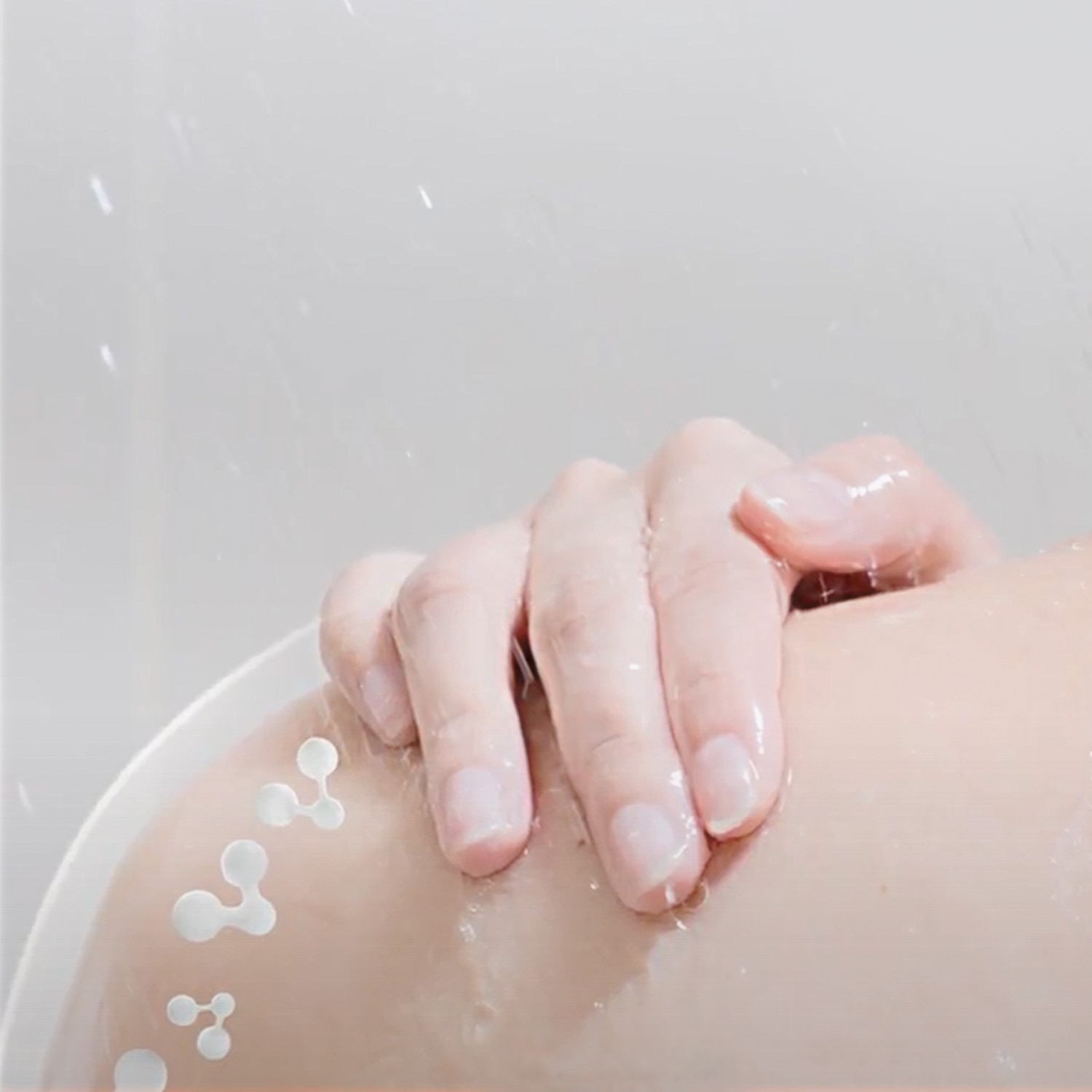 Hombre enjabonandose, cuidado de la piel