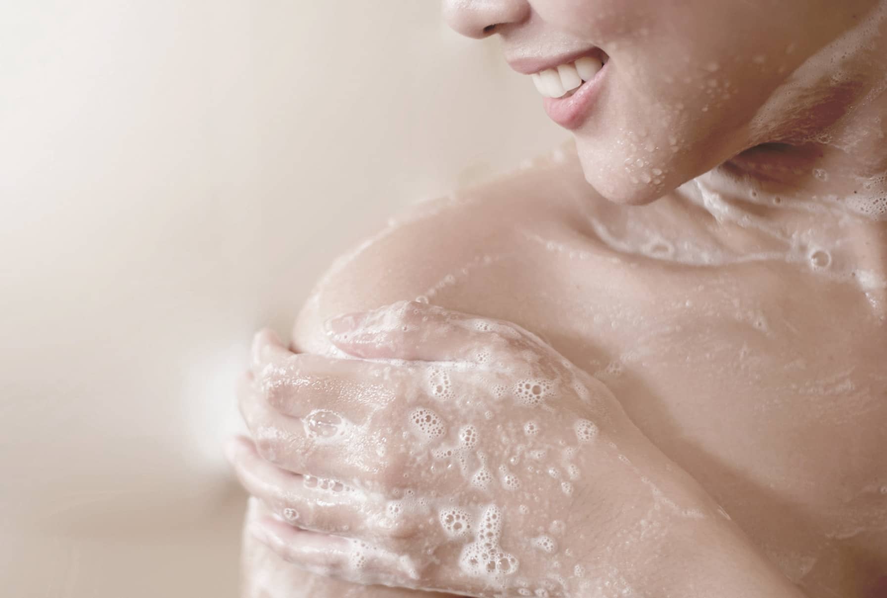Mujer de espaldas tomando un baño 