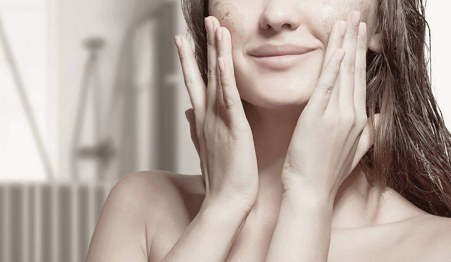 Mujer exfoliando su piel