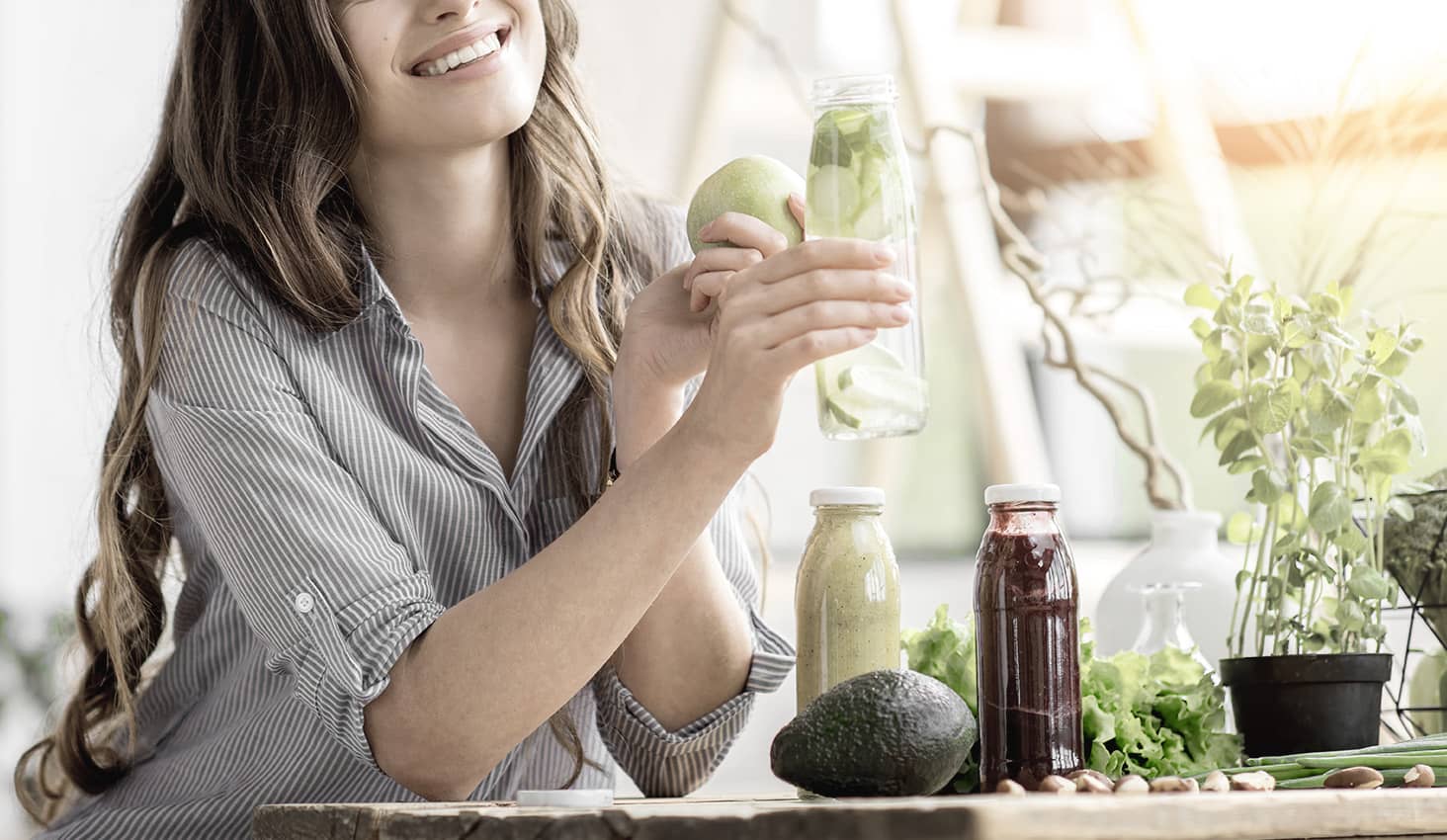 Mujer tomando bebida de vegetales verdes